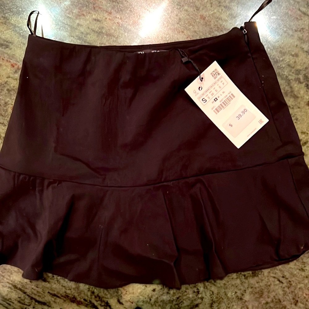 Zara Skort w ruffles, brand new w tags, Size Small, black
